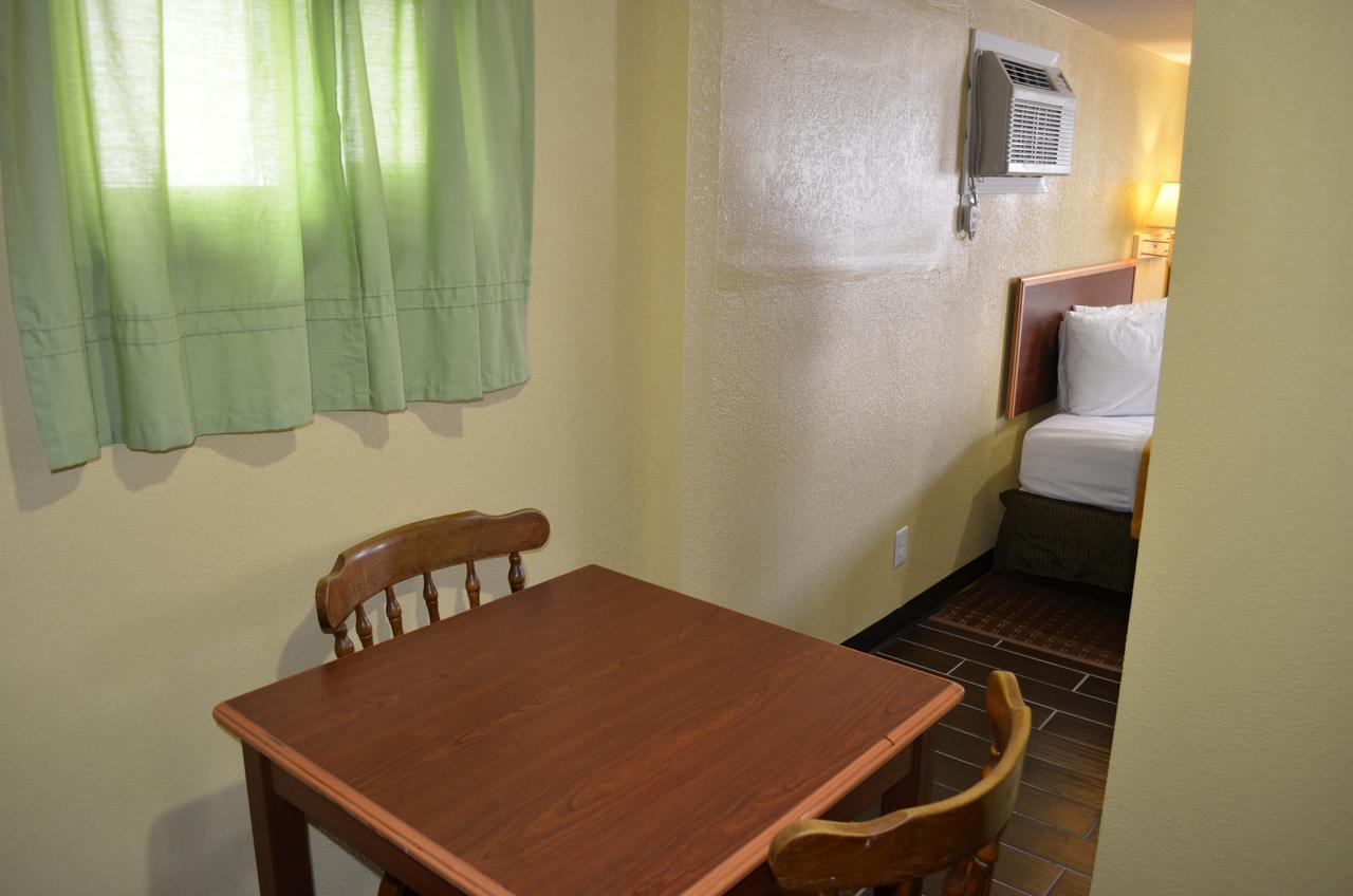 Budget Inn Уильямсвилл Экстерьер фото