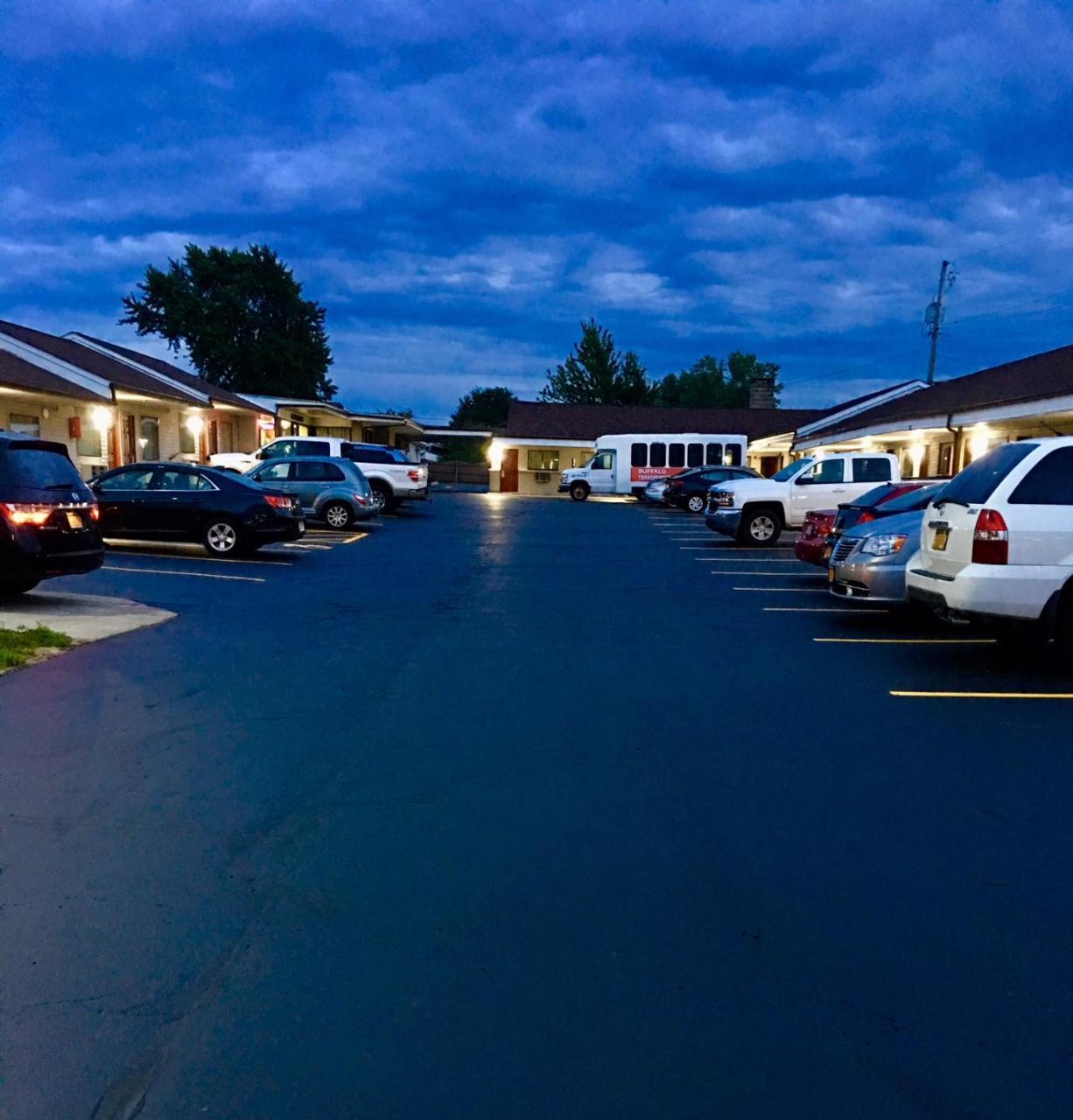Budget Inn Уильямсвилл Экстерьер фото